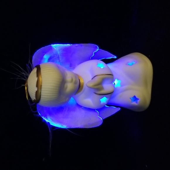 Kneeling Porcelain Angel - Picture 3 of 9